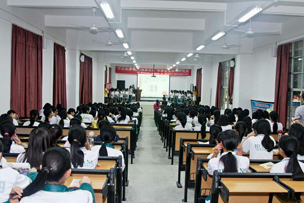 學(xué)法懂法，助力健康成長(zhǎng)”少女法律知識(shí)競(jìng)賽在平潭中學(xué)舉行